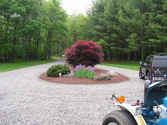 Teardrop drive-around island