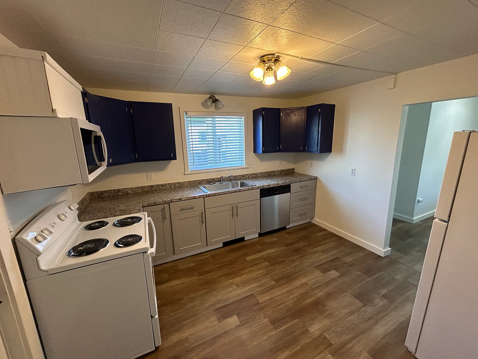 3 bed, 1.5 bath, 1600 sqft, $1,950 — Photo 4