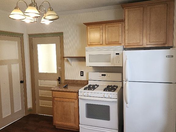 5th image of 582 Main St