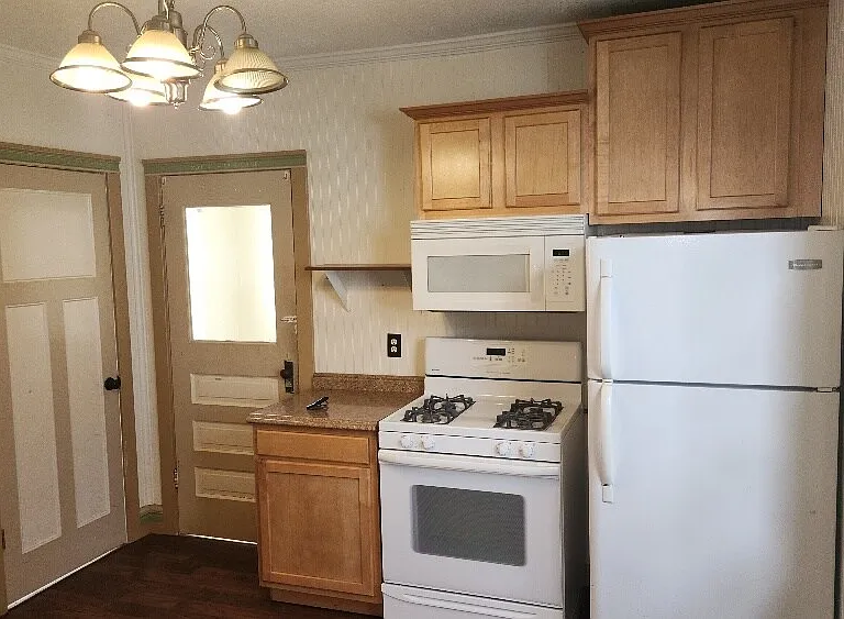 582 Main St — Photo 5