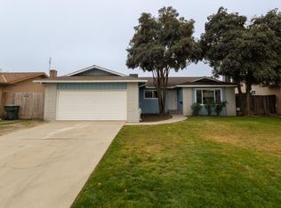 2611 W Sunnyside Court, Visalia, CA 93277