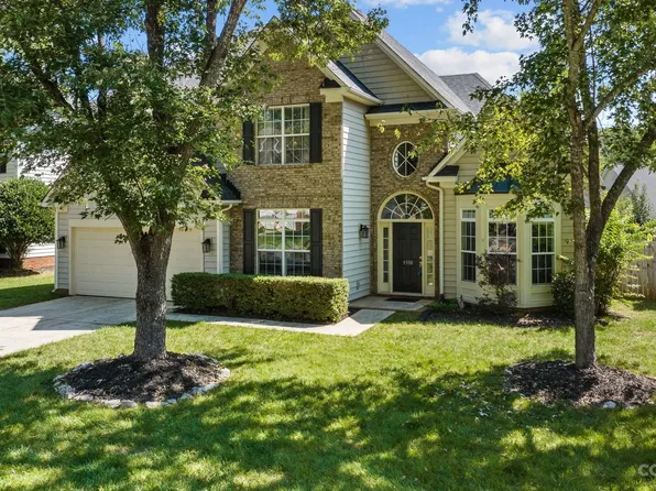 9330 Autumn Applause Dr, Charlotte, NC 28277