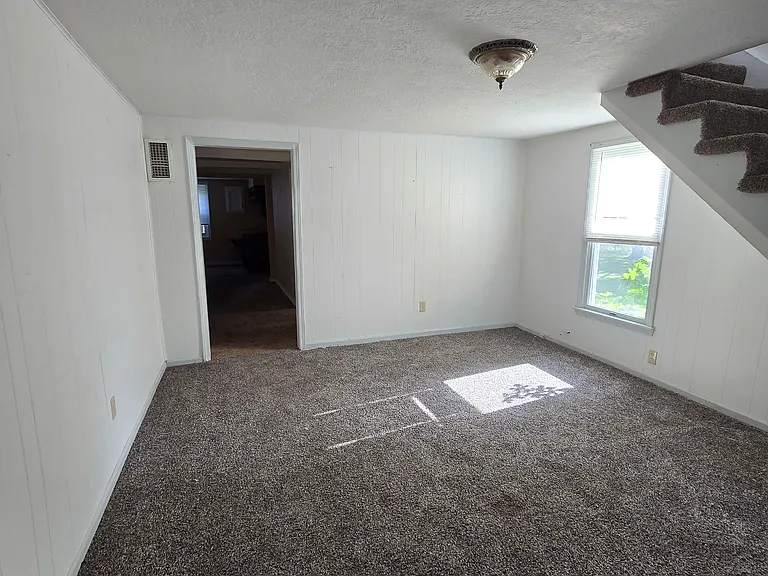 252 E Center St — Photo 13