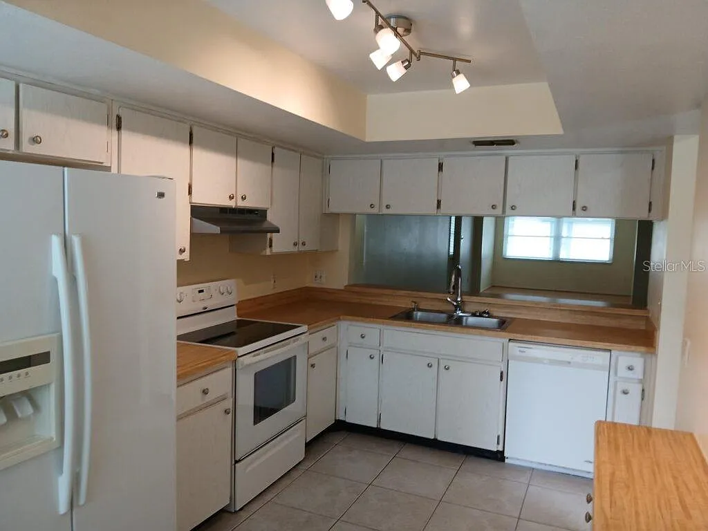 2 bed, 2.5 bath, 1410 sqft, $1,800 — Photo 4