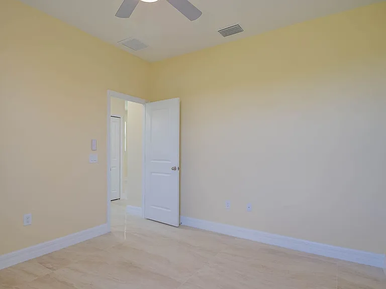 637 Cardinal St E — Photo 19