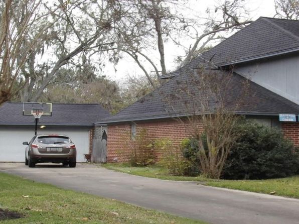 223 Wedgewood St, Lake Jackson, TX 77566