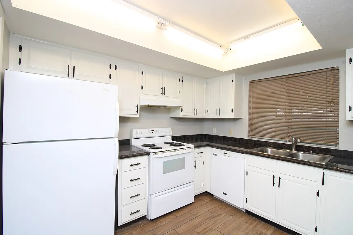 3 bed, 2.5 bath, 1707 sqft, $2,199 — Photo 2