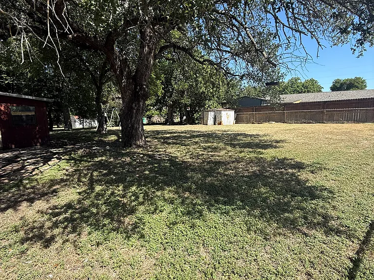 933 Edwards St — Photo 27