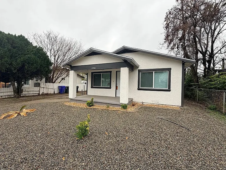 1550 N Pershing Ave — Photo 1
