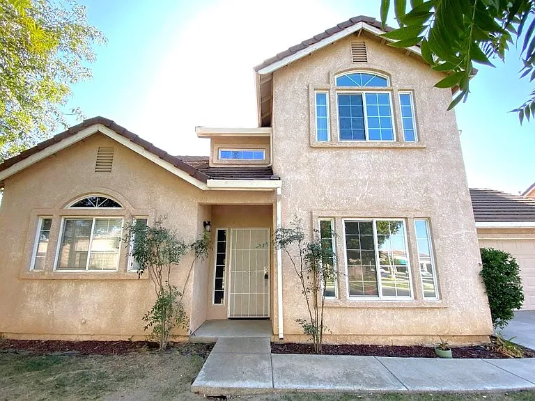 3125 Campus Dr — Photo 1