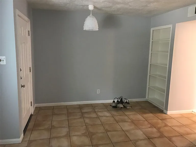 1611 Mapleton Dr — Photo 3