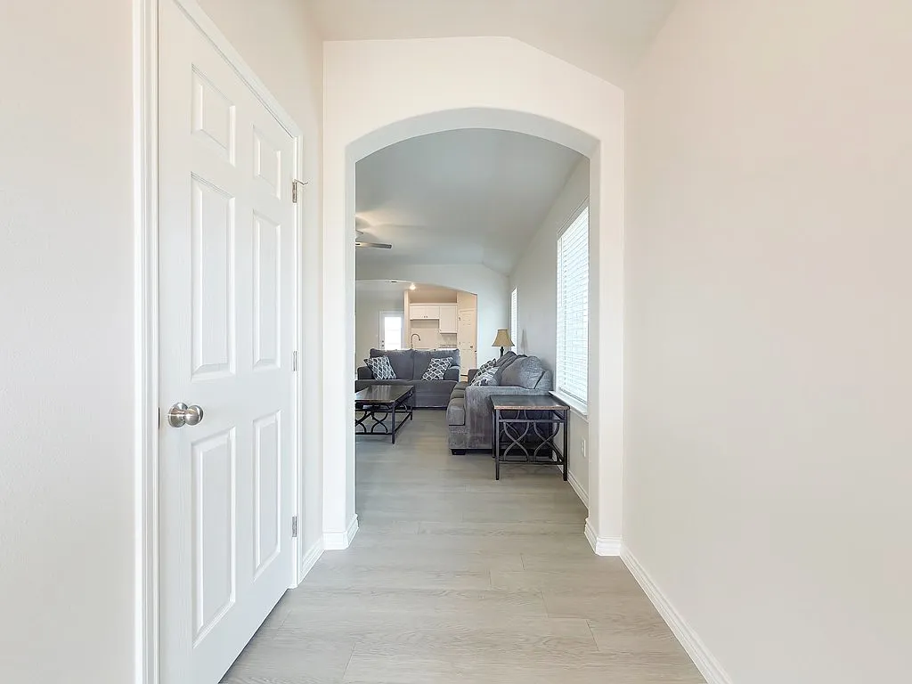 3 bed, 2.0 bath, 1910 sqft, $2,950 — Photo 2