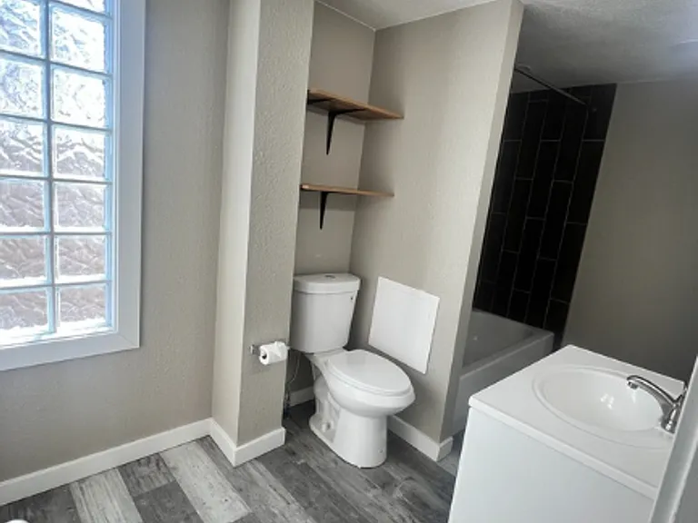 809 W 10th St — Photo 6