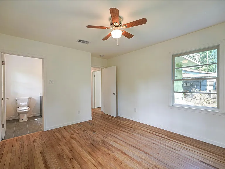 1319 Elm St — Photo 30