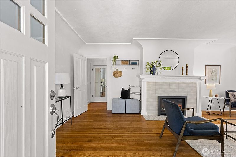 3rd image of 2568 28th Avenue W
