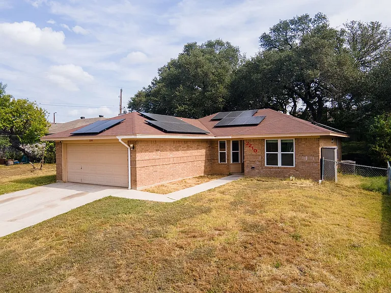 2210 Barry Dr — Photo 1