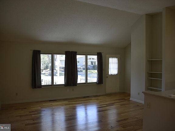 5th image of 608 Delaware Ct
