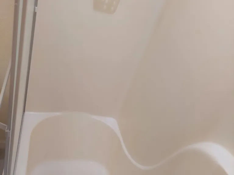 Bathroom tub