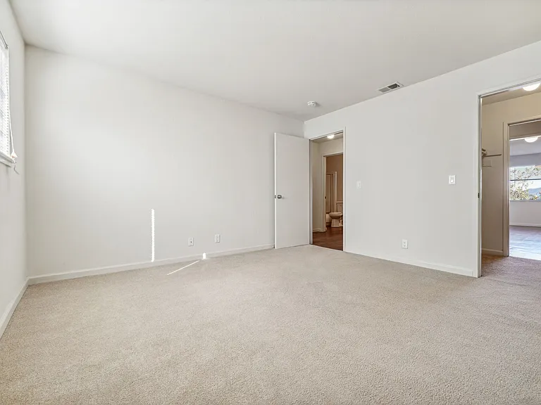 Skylark Apartments — Photo 35