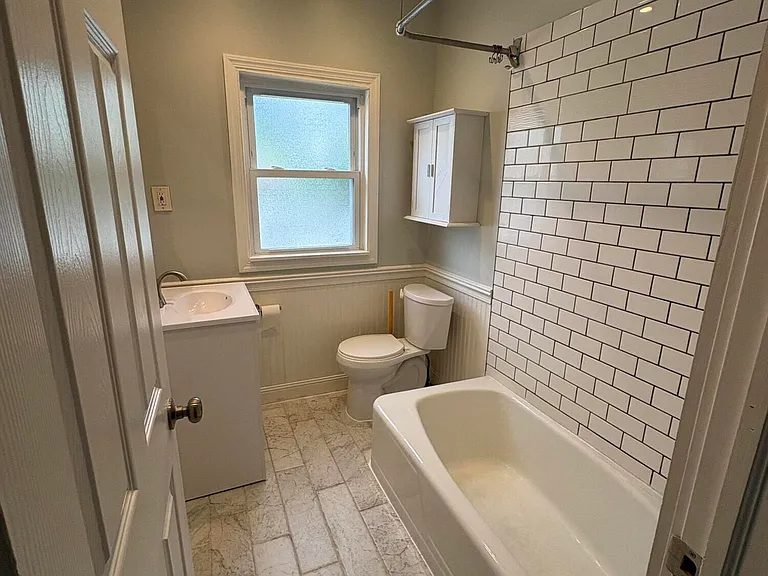 24 Waverly Pl #B-RED — Photo 3