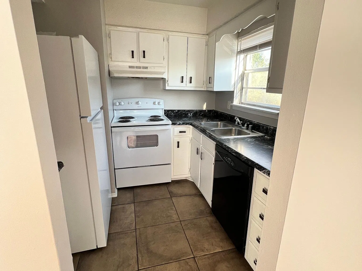 2 bed, 862 sqft, $875 — Photo 2