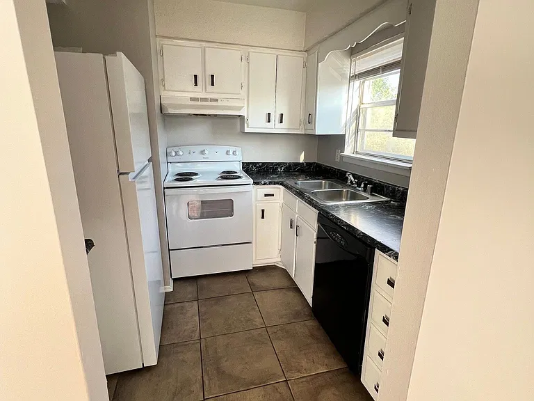 2220 Jonathan Dr NW #D — Photo 2