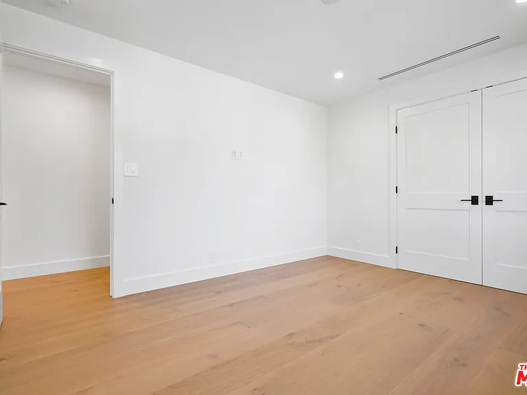 4097 Sapphire Dr — Photo 36