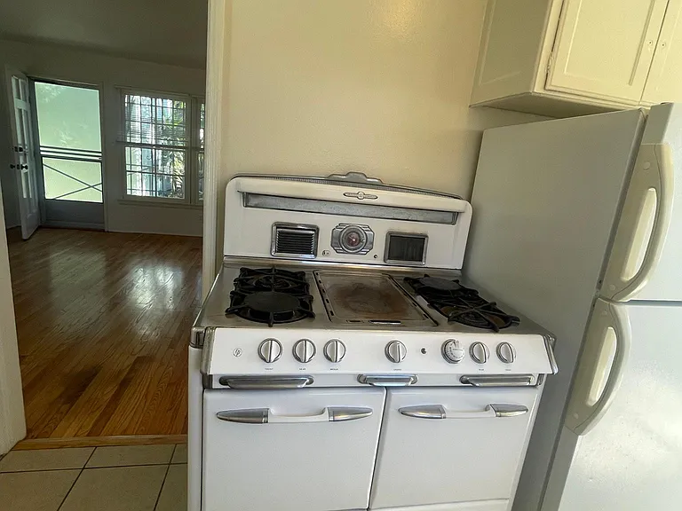 2019 Cheremoya Ave #2019 — Photo 9