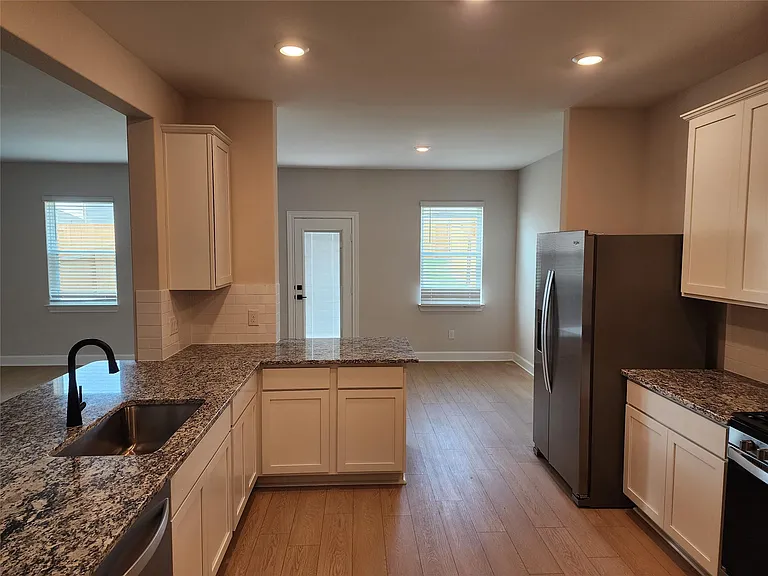 1411 Butler Ave — Photo 4