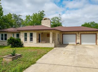 1607 7th St, Floresville, TX 78114
