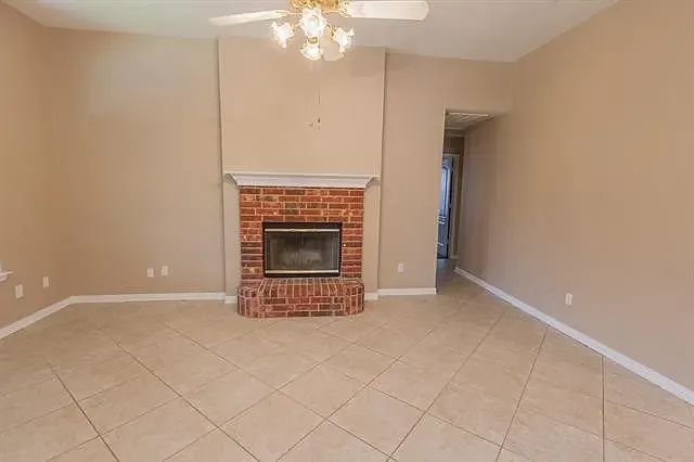 4 bed, 2400 sqft, $2,300 — Photo 4