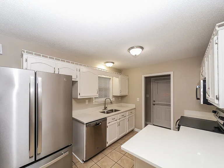 7621 Davis Pkwy — Photo 8