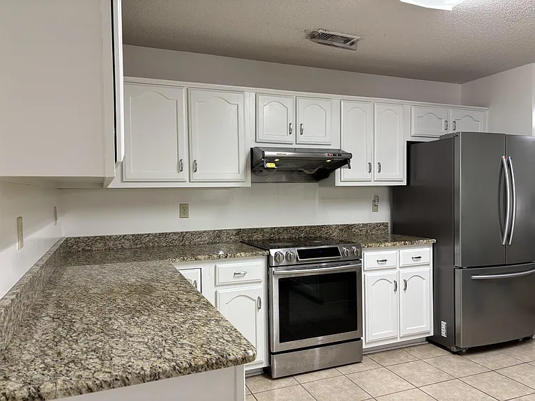 1077 Sugar Ln — Photo 4