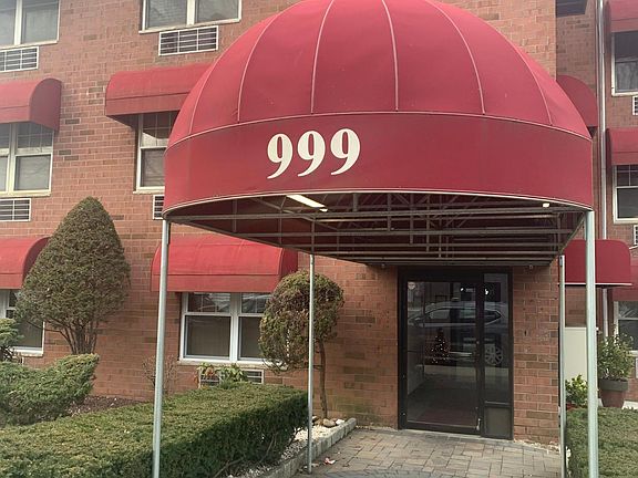 2nd image of 999 Forest Ave APT 4I