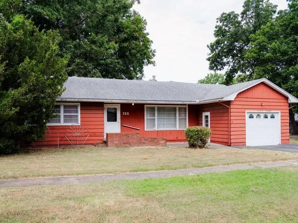 300 Huston Ave, Altamont, KS 67330