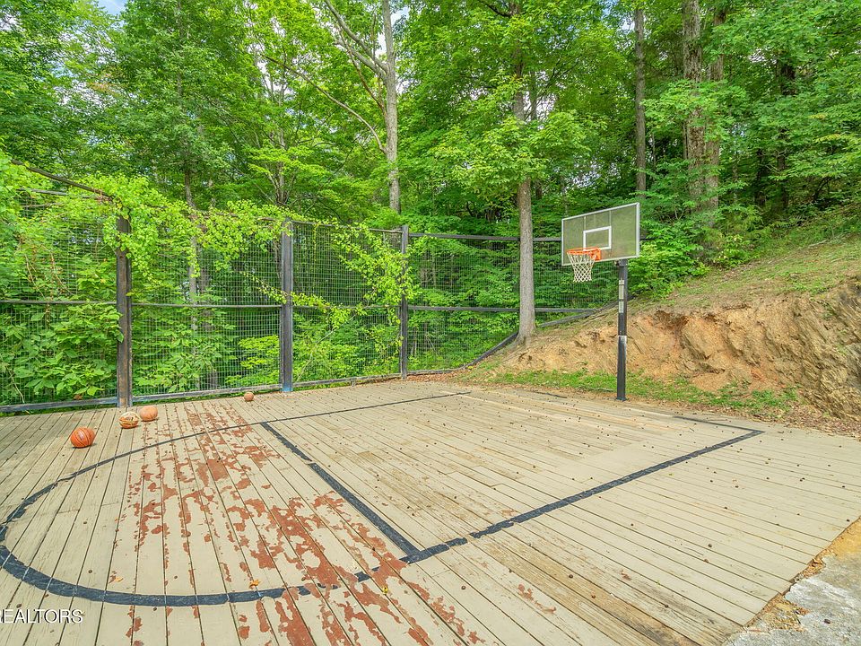 49th image of 343 Jersey Dr