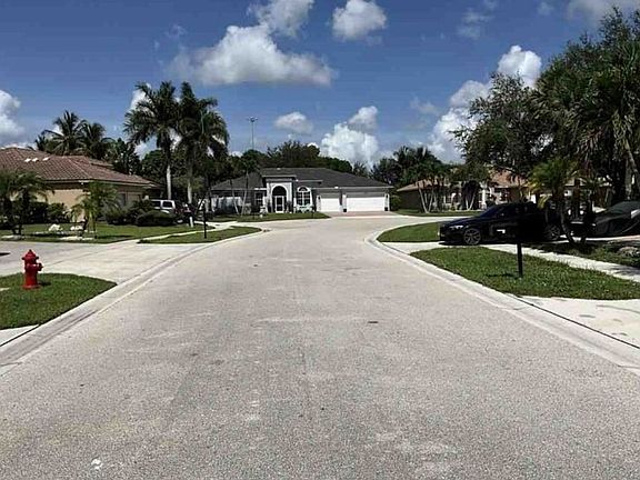 Exterior Neighborhood (street photo)