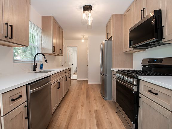 5th image of 1021 Lonsdale Rd
