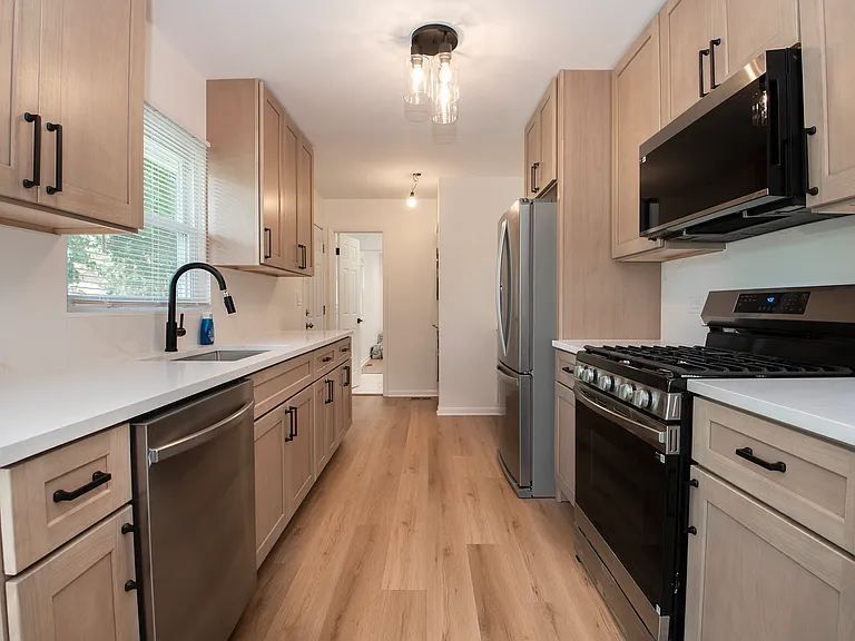 1021 Lonsdale Rd — Photo 5