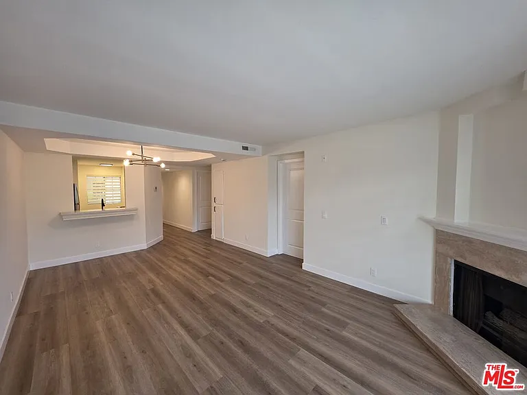 535 W 4th St #110 — Photo 42