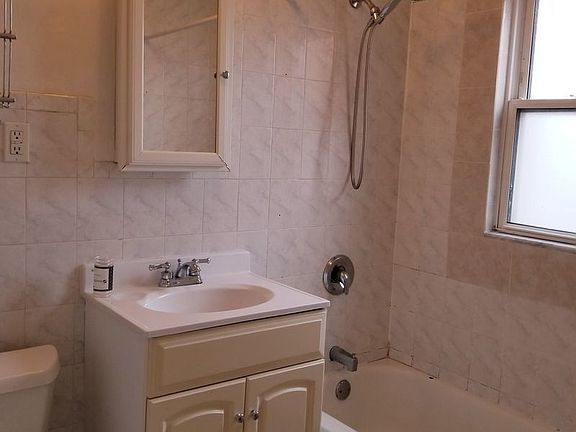 5th image of 2139 29th St APT 8