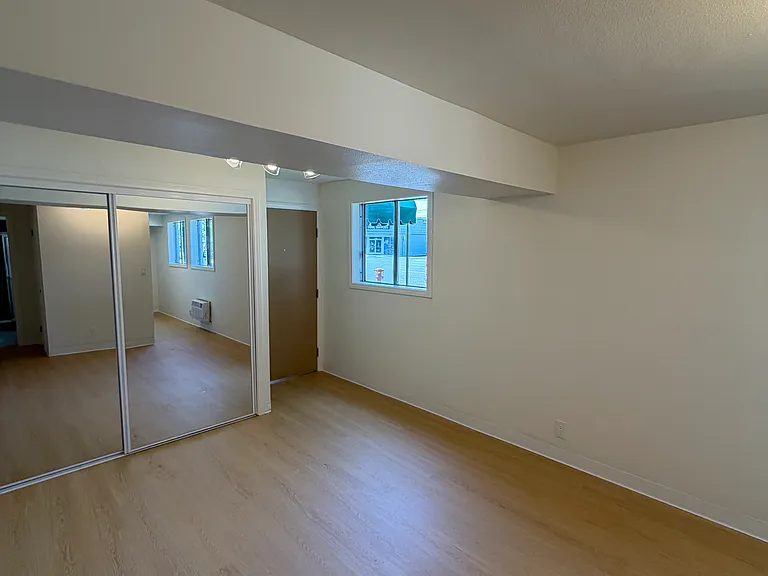 2220 W Victory Blvd #M1 — Photo 5