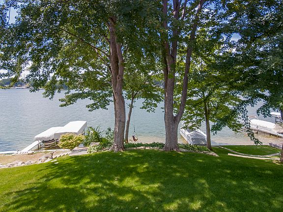 Spacious lakeside lawn