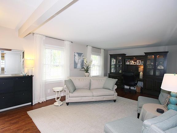 4th image of 215 Abbot Ave