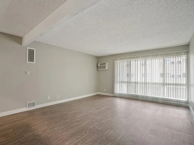 5830 Reseda Boulevard — Photo 34