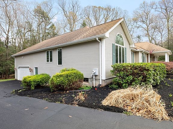 2nd image of 4 Pearl Brook Rd