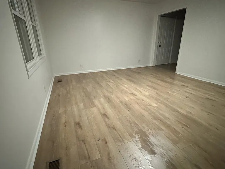 807 Eastview Dr — Photo 6