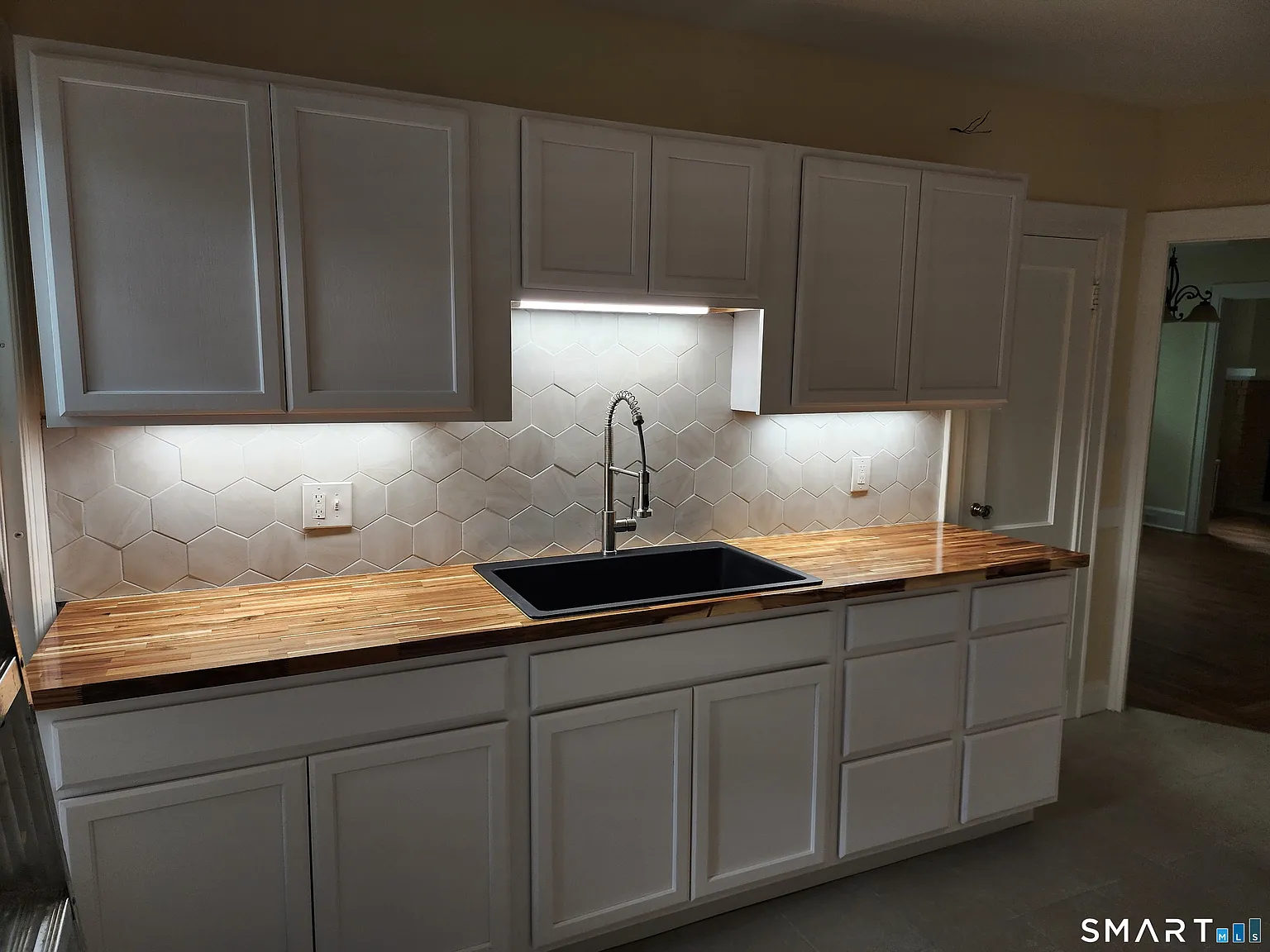 3 bed, 1.0 bath, 1600 sqft, $2,750 — Photo 4
