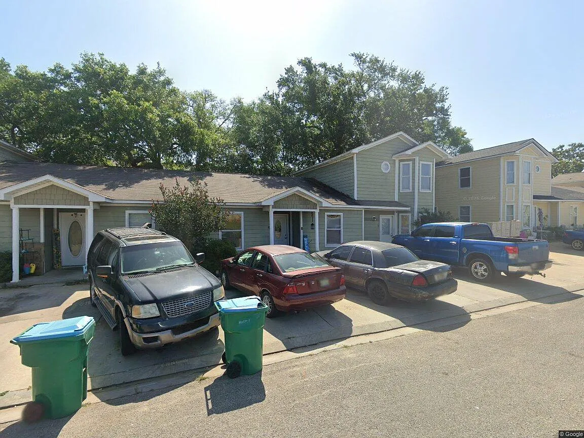 3 bed, 1075 sqft, $1,600 — Photo 1