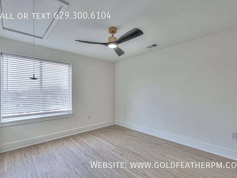 402B E Trinity Ln — Photo 35
